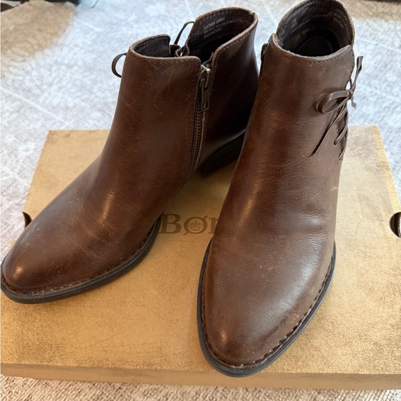 Born Shoes - Born Bowlen Distressed Chocolate Brown Leather Zip Ankle Boots size 7.5 NIB!